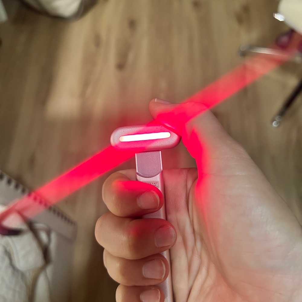 SOLAWAVE 4-IN-1 RADIANT RENEWAL FACIAL WAND red light.